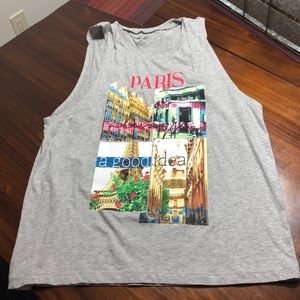 Printed basic muscle tee.